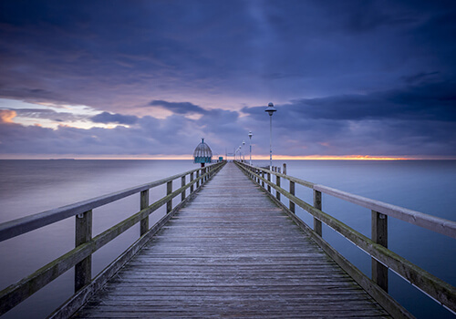 langer Steg ins Meer